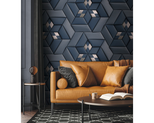 Wohnzimmer mit Sofa, Tisch und dekorativer Wandverkleidung.