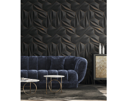 Salon avec décoration murale tridimensionnelle, canapé et tables d''appoint.