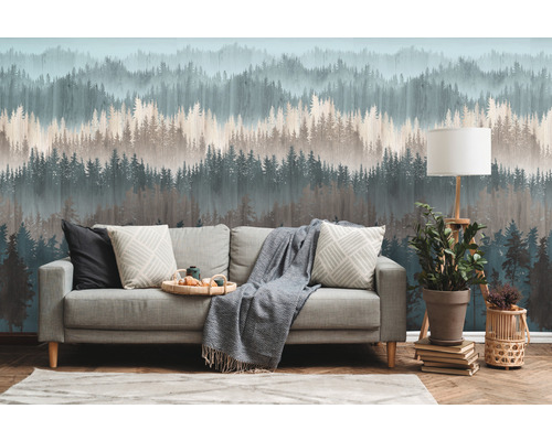 Wohnzimmer mit Sofa, Stehlampe, Zimmerpflanze und Waldtapete