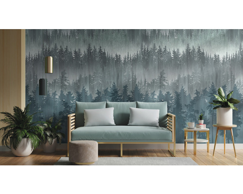 Wohnzimmer mit Sofa vor einer Wandtapete mit Waldmotiv.