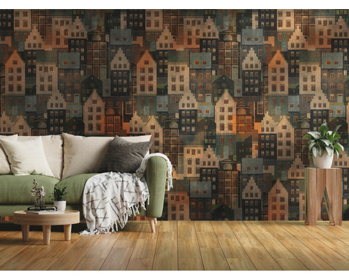 Wohnzimmer mit grüner Couch und Tapete mit Häusermotiv