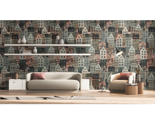 Salon avec canapé, fauteuil et papier peint à motif de maisons