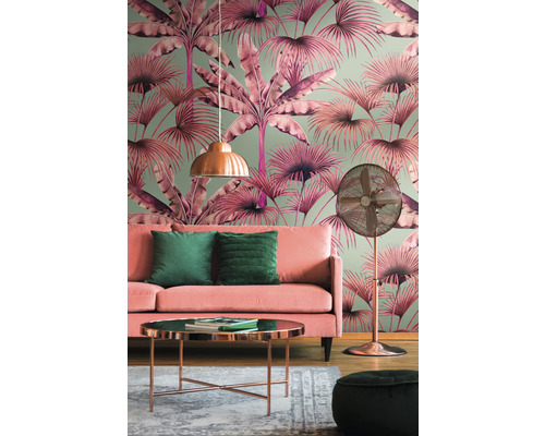 Wohnzimmer mit gemusterter Tapete, Sofa, Tisch, Stehlampe und Dekoration