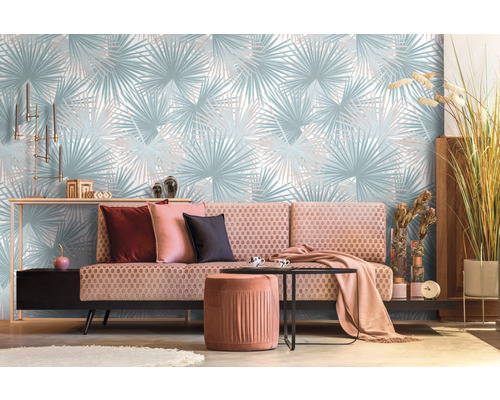 Salon avec canapé, table et papier peint à motif de palmiers pour une ambiance claire et moderne