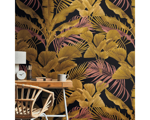 Raumszene mit einem Schreibtisch und einer Wand mit Blättermuster-Tapete