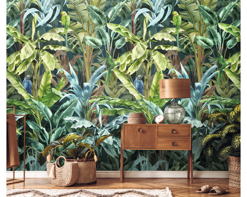 Pièce avec papier peint jungle, commode en bois et décorations