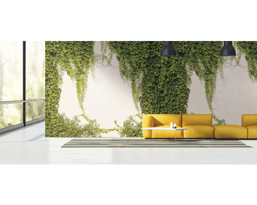 Salon lumineux avec baie vitrée, mur végétalisé et canapé jaune