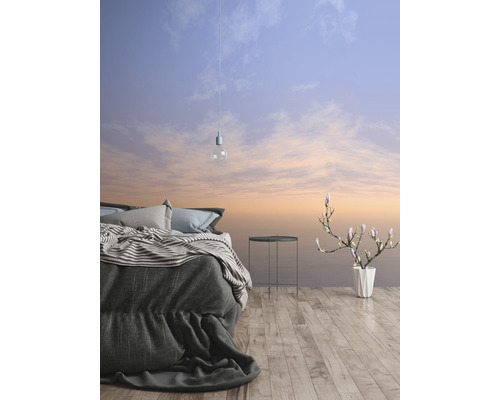 Chambre à coucher avec lit, table d''appoint, vase de fleurs et papier peint à motif de ciel