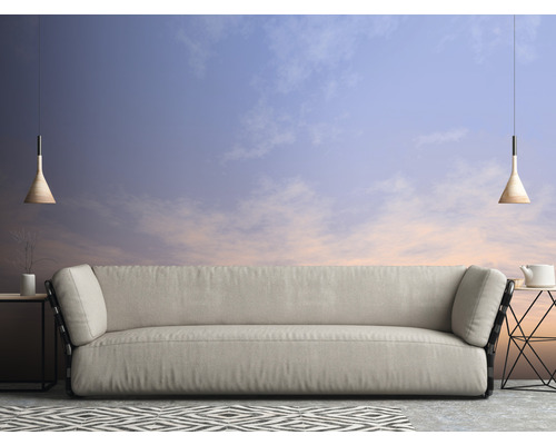 Salon avec canapé, tables d''appoint, suspensions et tapis à motifs