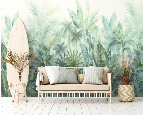 Salon décoratif avec papier peint à feuilles tropicales, canapé et planche de surf