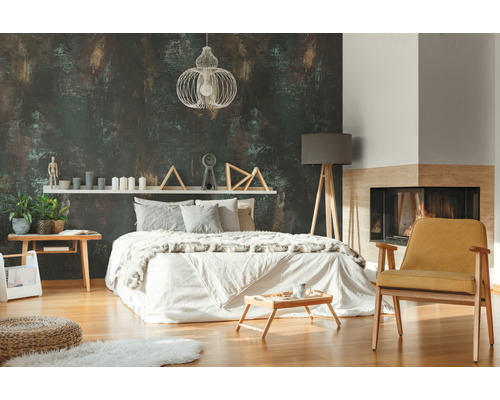 Chambre à coucher avec lit, fauteuil et cheminée