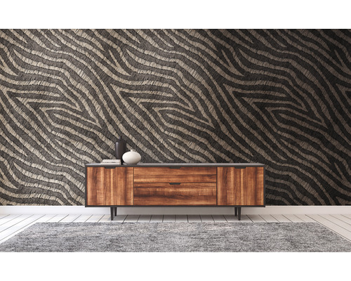 Wohnzimmer mit gemusterter Tapete und Holzkommode