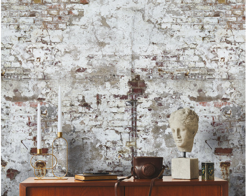 Scène décorative avec mur en briques, commode et décorations