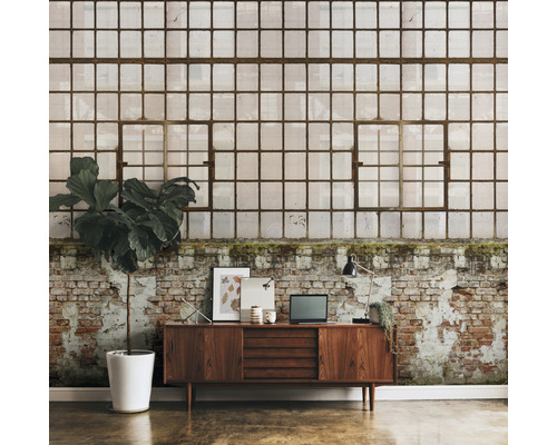 Fototapete mit Industriefenster-Motiv über einer Kommode in einem Zimmer