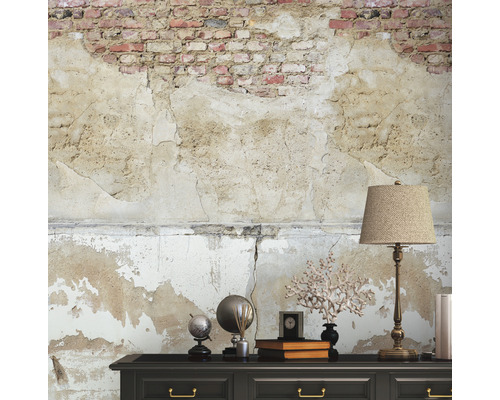 Intérieur décoratif avec commode, lampe et un mur avec des éléments en plâtre et en brique.