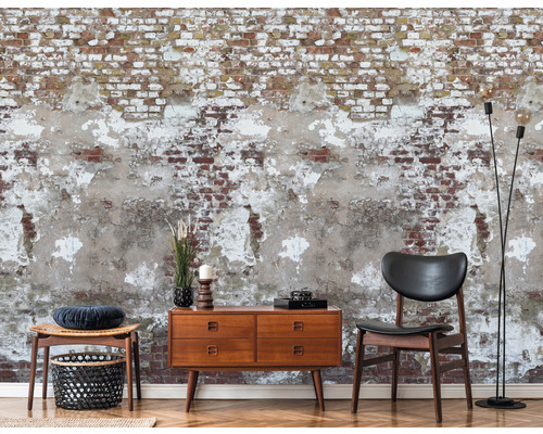 Salon décoratif avec papier peint en briques, commode, chaise et lampadaire.