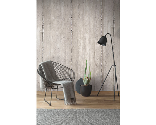 Wohnzimmerdekoration mit Sessel, Decke, Stehlampe und Kaktus