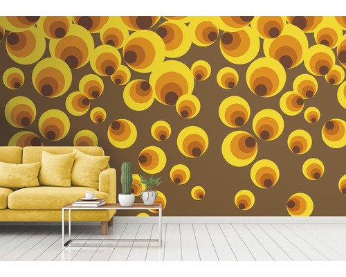 Wohnzimmer mit Retro-Tapete mit Kreismuster, Sofa und Couchtisch