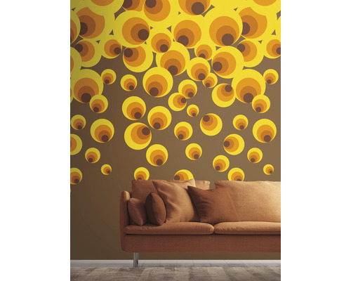 Wohnzimmer mit Sofa und Wandtattoo mit Kreismuster