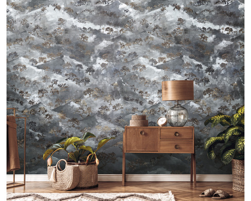 Dekoratives Zimmer mit gemusterter Tapete, Kommode und Zimmerpflanzen.