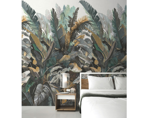 Schlafzimmer mit gemusterter Dschungeltapete, Nachttisch und Bett