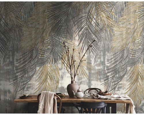 Salle à manger avec table à manger et papier peint à motif de palmier