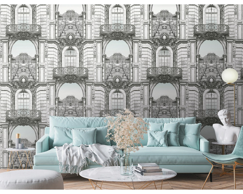 Wohnzimmer mit gemusterter Tapete, Sofa und Dekorationen