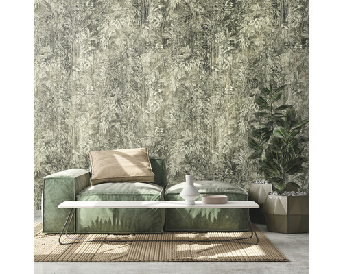 Wohnzimmer mit Couch, Tisch, Zimmerpflanze und Dschungeltapete