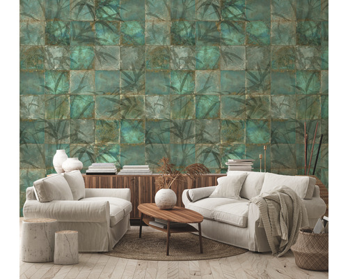 Salon avec papier peint à motifs de bambou vert, canapé et table en bois