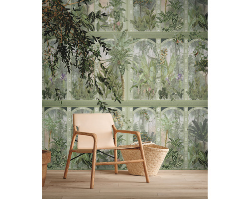 Intérieur avec papier peint jungle, fauteuil et panier