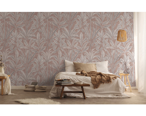 Schlafzimmer mit floral gemusterter Tapete, Bett und Nachttisch