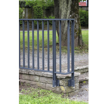 Metallzaun an einer Steinmauer im Garten