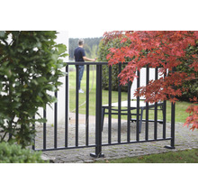Gartenzaun mit Metallpfosten auf Pflastersteinen