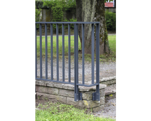 Metallzaun auf Steinmauer