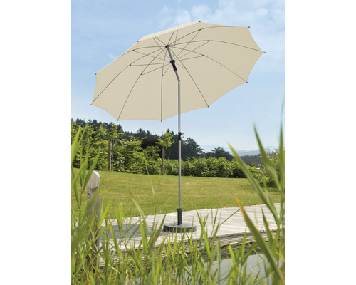Parasol beige sur une terrasse avec vue sur le jardin