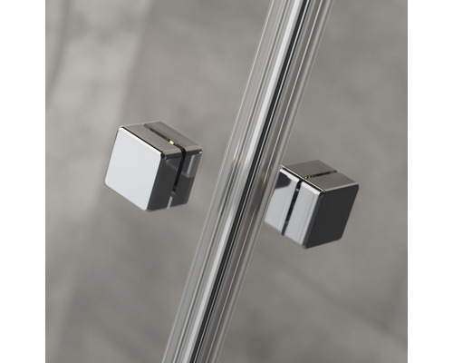 Detail einer Duschkabine mit Griffen