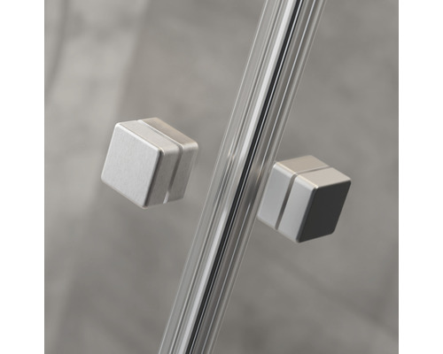 Detailansicht eines Duschkabinenbeschlags aus Metall