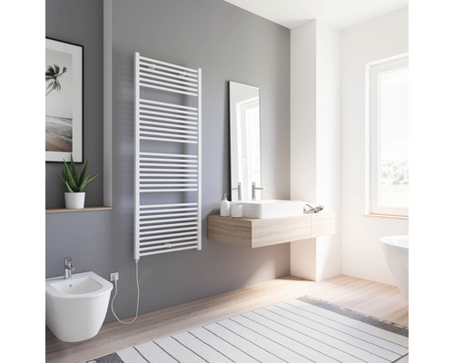 Badezimmer mit Handtuchwärmer, Waschtisch, Spiegel und Bidet