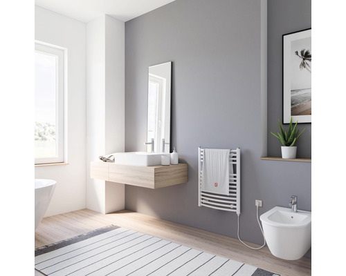 Salle de bain moderne avec radiateur, lavabo et bidet