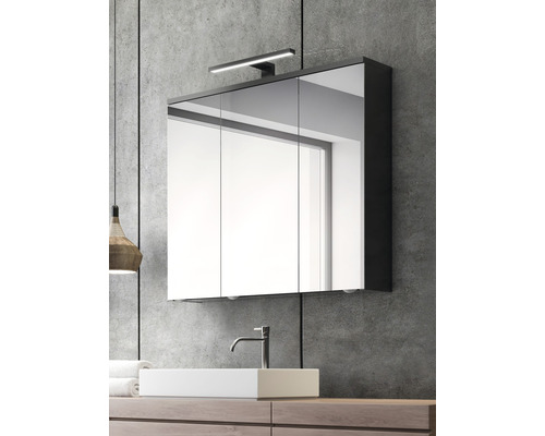 Salle de bain moderne avec armoire de toilette à miroir et éclairage au-dessus d''un lavabo à poser