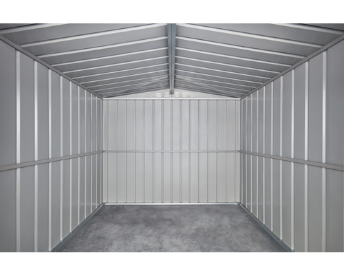 Innenansicht eines Geräteschuppens mit Metalldach und -wänden