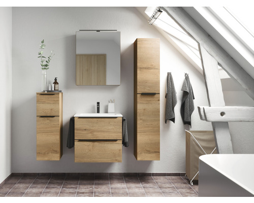 Salle de bains avec meuble-lavabo, armoire de toilette et armoire haute en aspect bois sous une pente de toit