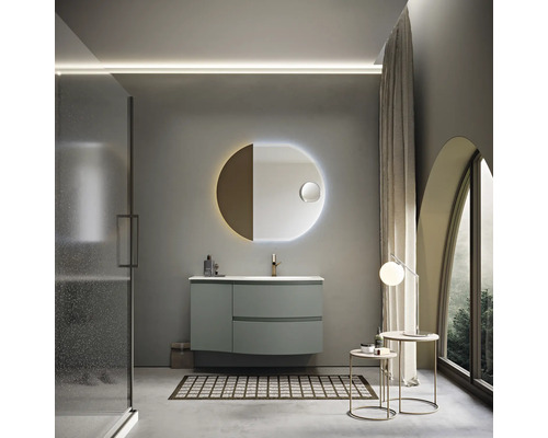 Salle de bains moderne avec meuble sous-vasque, miroir lumineux et douche.