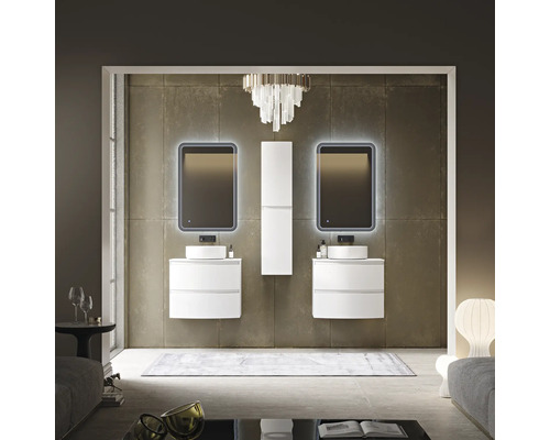 Salle de bains moderne avec double vasque, miroirs éclairés et armoire haute