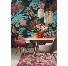 Esszimmer mit Holztisch, Stühlen und floraler Tapete