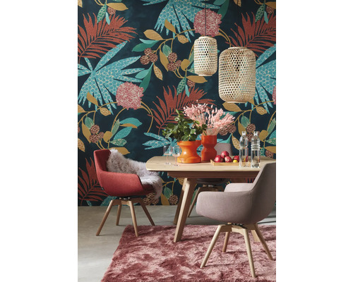 Salle à manger avec table en bois, chaises et papier peint floral