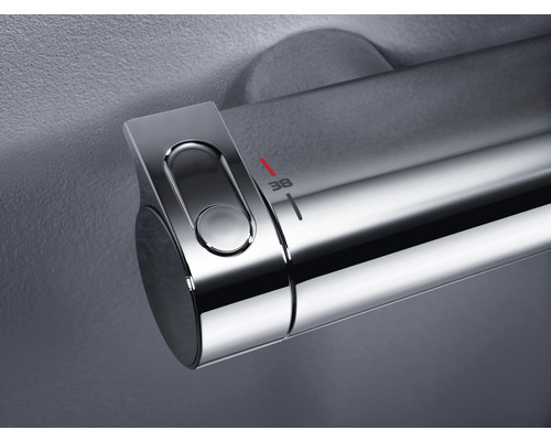 Detailaufnahme eines Thermostat-Wasserhahns zur Temperaturregelung