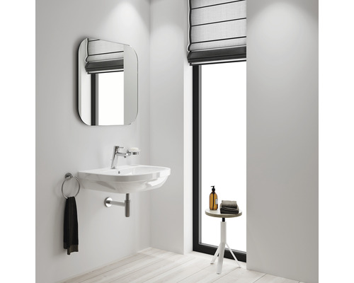 Helles Buedzëmmer mat Waschbecken, Spigel, Fënster mat Rollo an Hocker