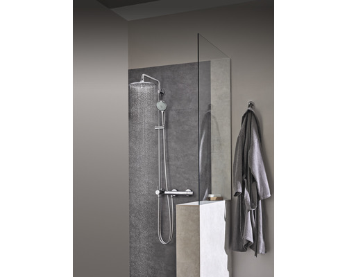 Duschsystem mit Kopfbrause, Handbrause und Thermostatarmatur in einem modernen Badezimmer.