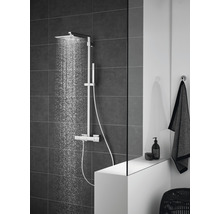 Duschsystem mit Regendusche in einem modern gestalteten Badezimmer.